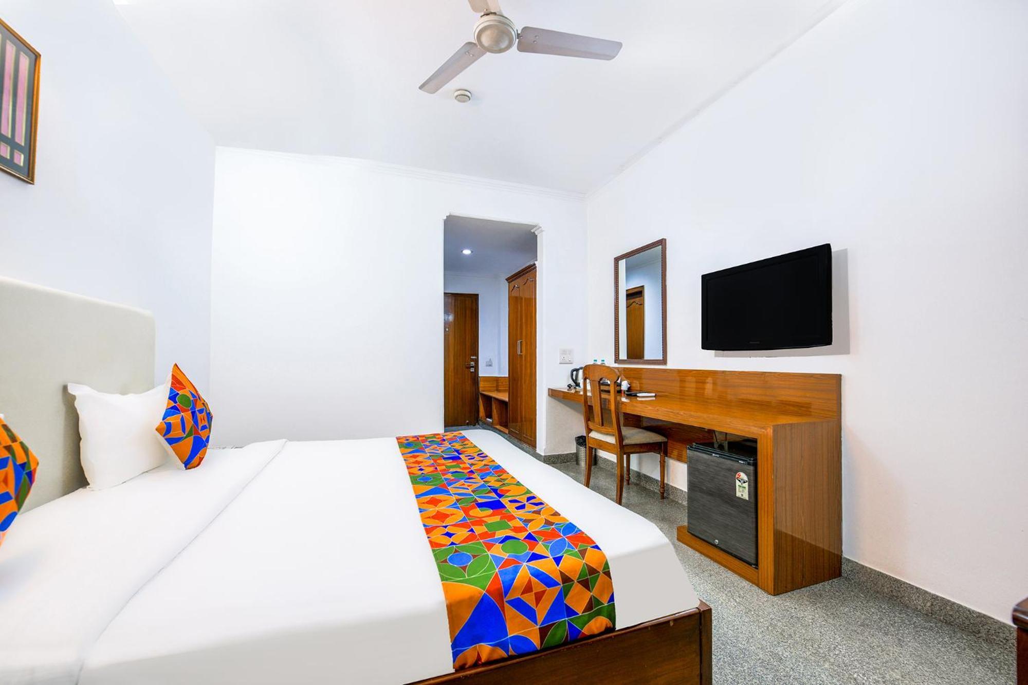 Hotel Exotica Leisure Valley, Гургаон Екстериор снимка