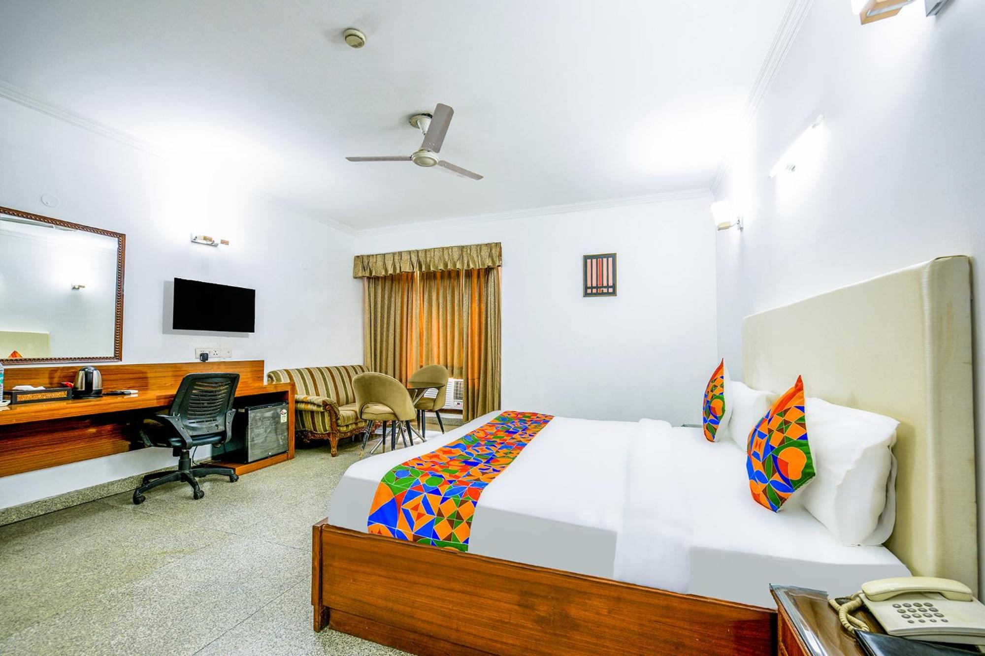 Hotel Exotica Leisure Valley, Гургаон Екстериор снимка