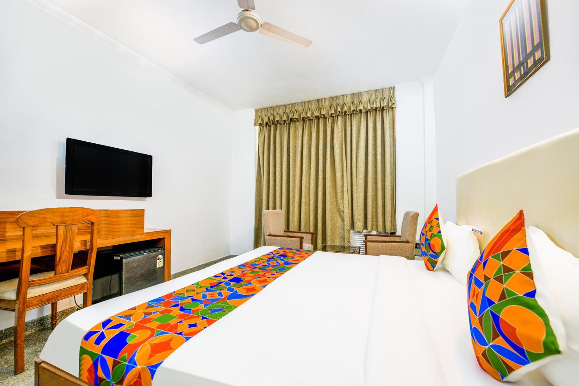 Hotel Exotica Leisure Valley, Гургаон Екстериор снимка