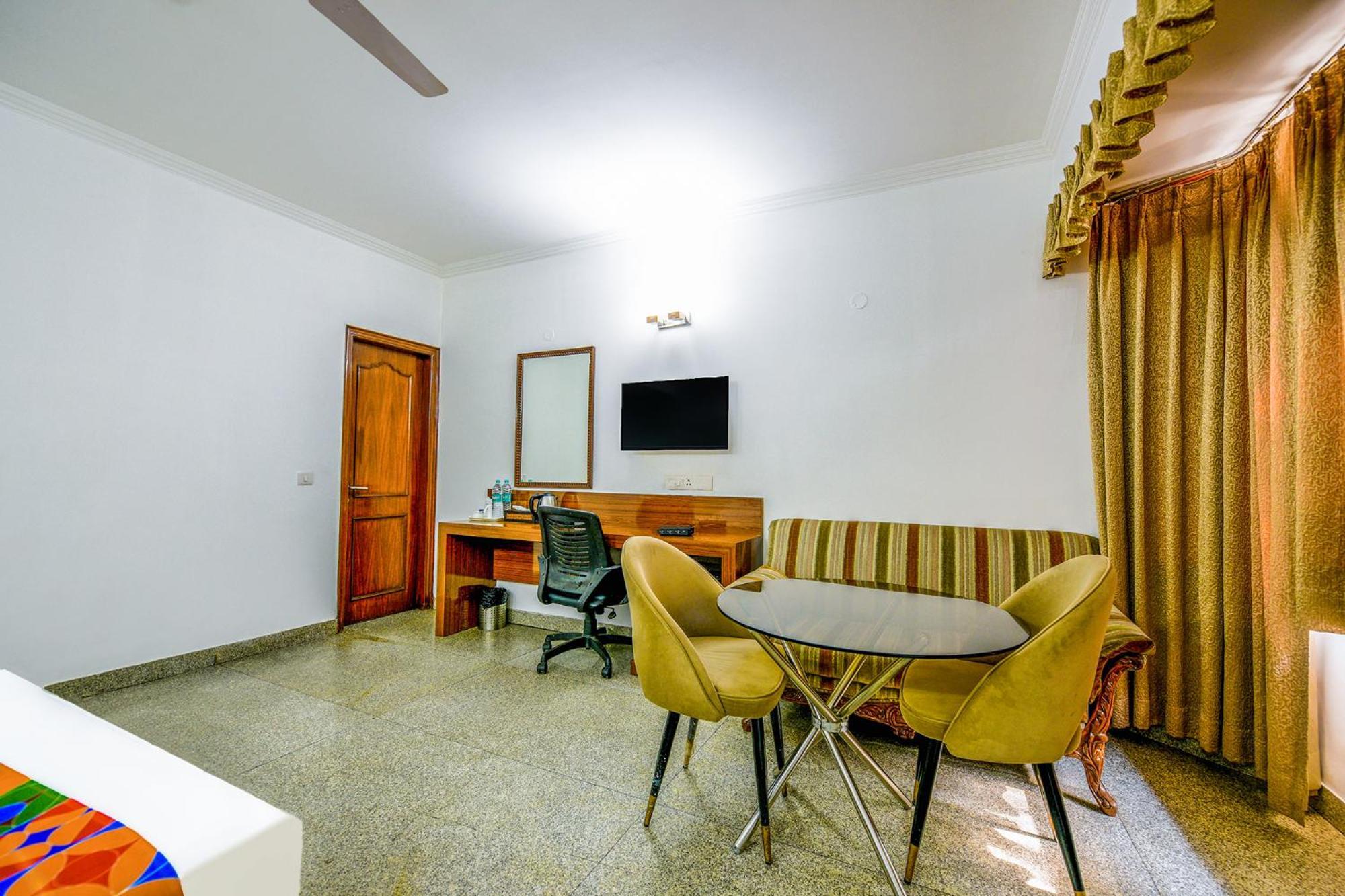 Hotel Exotica Leisure Valley, Гургаон Екстериор снимка